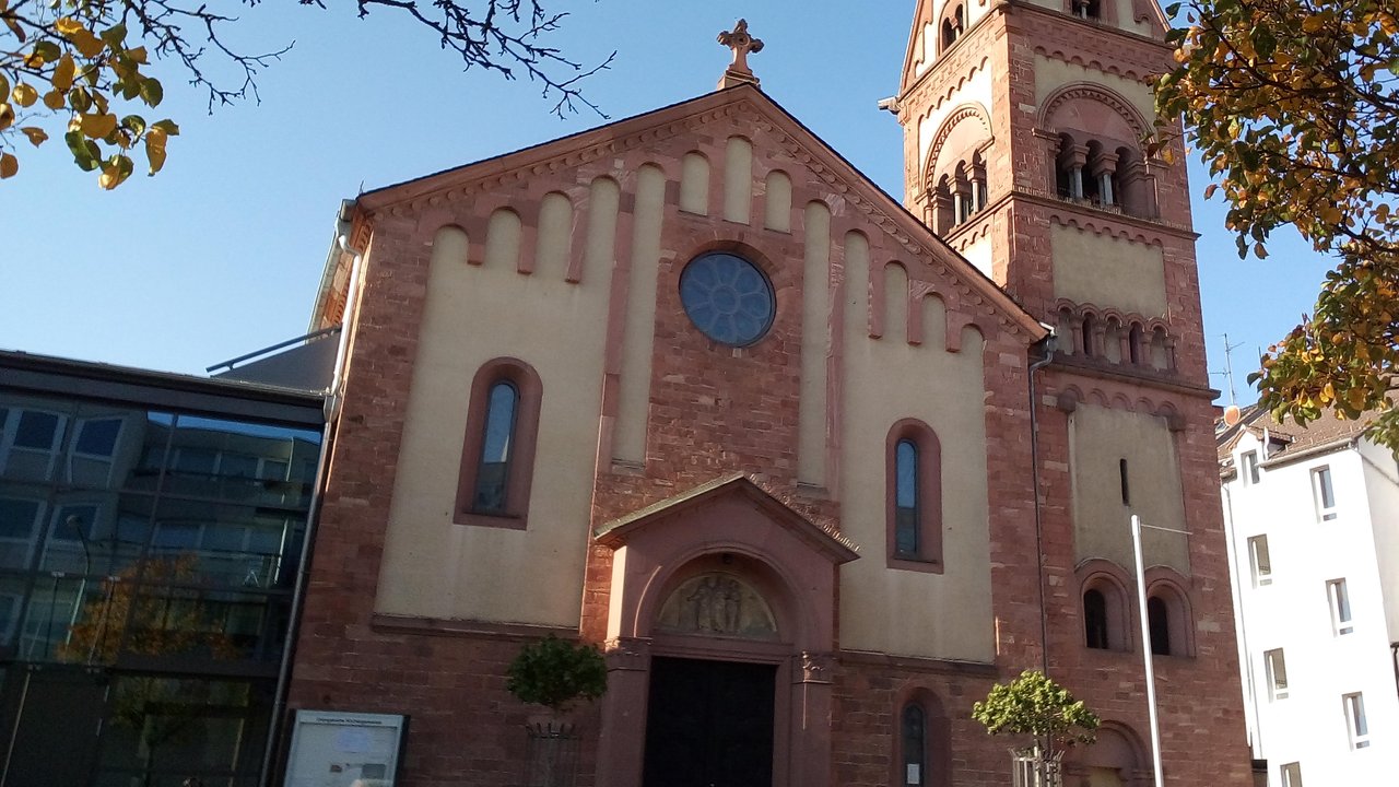 Eine Frontalansicht der Segenskirche in Griesheim