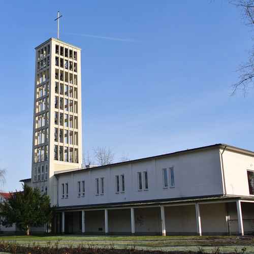 Seitenansicht der Pfingstkirche in Frankfurt-Griesheim
