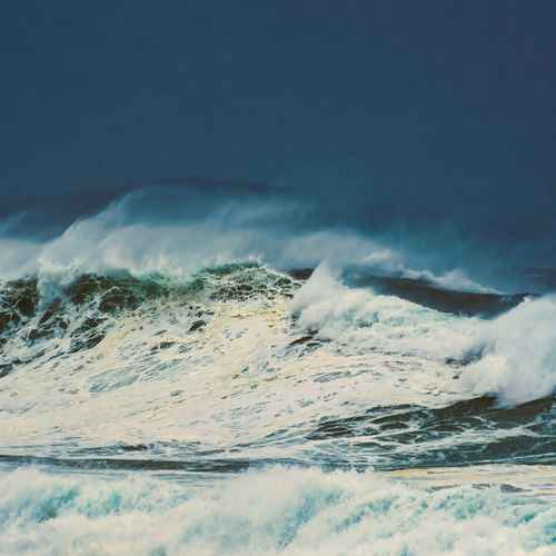 Ein stürmisches Meer mit hohen, schaumigen Wellen