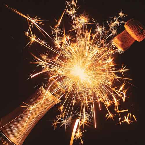 Eine Sektflasche mit Feuerwerk