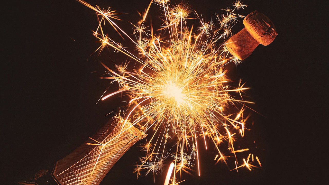Eine Sektflasche mit Feuerwerk