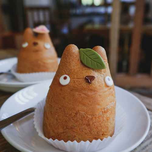 Ein Windbeutel in Form einer Katze